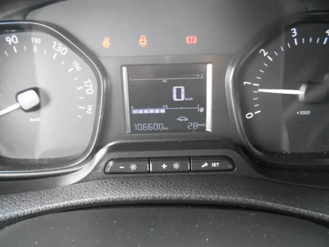 Peugeot Expert 2018 - 21000 EUR, 106600 km - AUTO.MOTO.pt - 106600km - foto 10 de 13