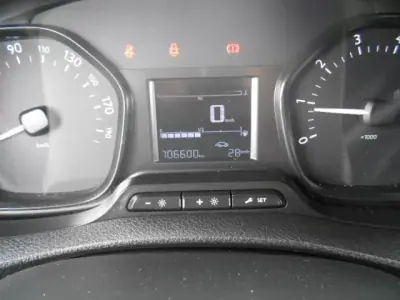 Peugeot Expert 2018 - 21000 EUR, 106600 km - AUTO.MOTO.pt - 106600km - foto 10 de 13