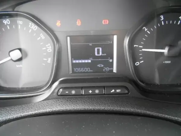 Peugeot Expert 2018 - 21000 EUR, 106600 km - AUTO.MOTO.pt - 106600km - foto 10 de 13