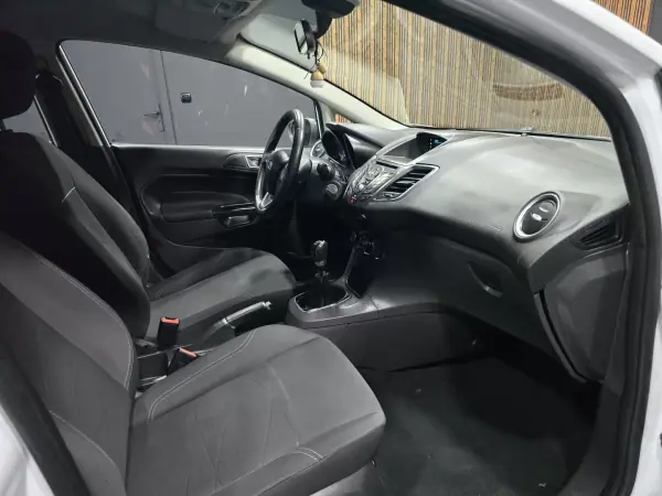 Ford Fiesta 2015 - 10750 EUR, 165000 km - AUTO.MOTO.pt - 165000km - foto 4 de 23