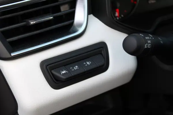 Renault Clio 2020 - 13400 EUR, 95969 km - AUTO.MOTO.pt - 95969km - foto 5 de 27