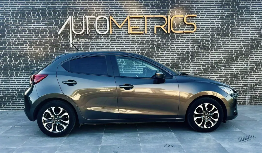 Mazda 2 2016 - 10900 EUR, 140000 km - AUTO.MOTO.pt - 140000km - foto 5 de 12