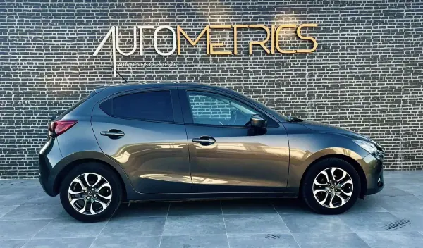 Mazda 2 2016 - 10900 EUR, 140000 km - AUTO.MOTO.pt - 140000km - foto 5 de 12