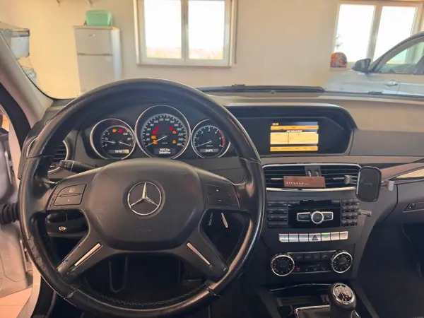 Mercedes-Benz C 200 2011 - 10500 EUR, 288000 km - 288000km - foto 8 de 15
