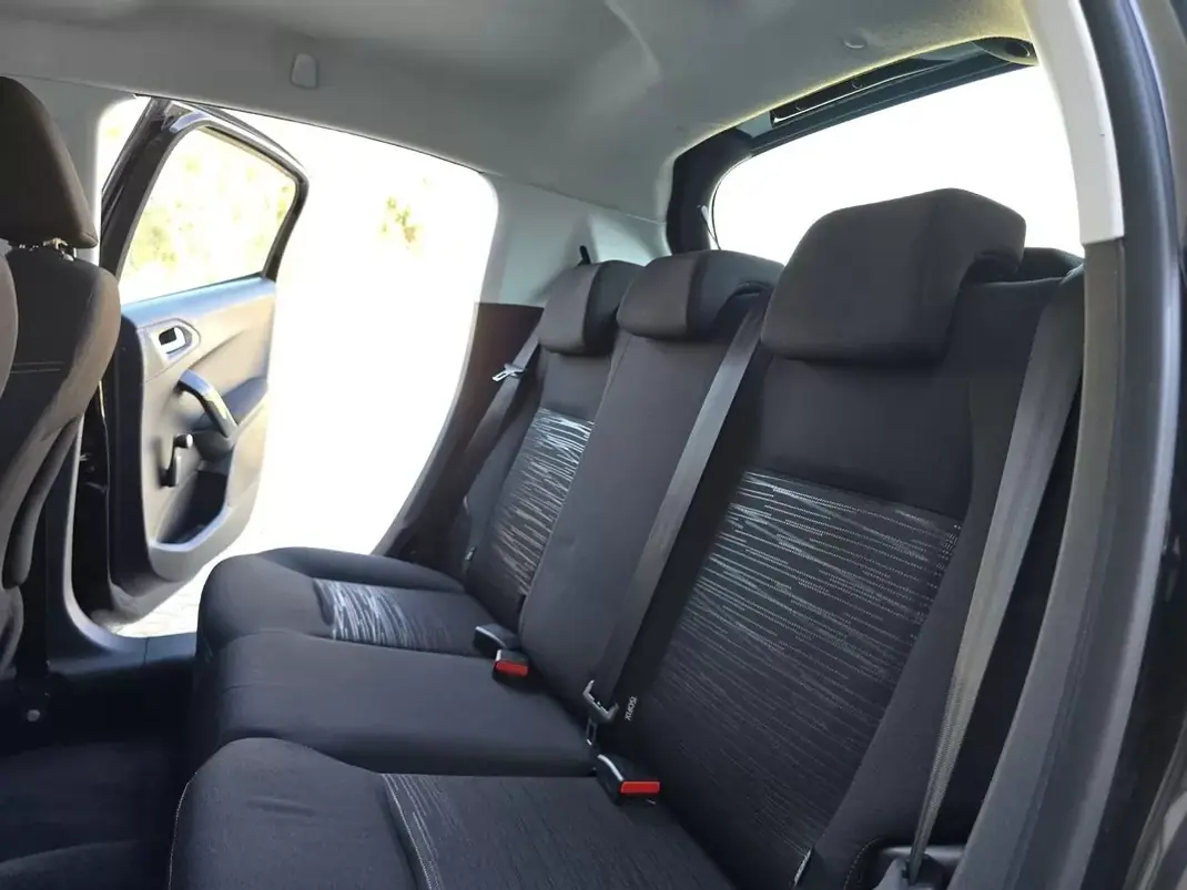 Peugeot 208 2012 - 7500 EUR, 137000 km - AUTO.MOTO.pt - 137000km - foto 23 de 25