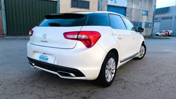 Citroën DS5 2015 - 10900 EUR, 175000 km - AUTO.MOTO.pt - 175000km - foto 8 de 17