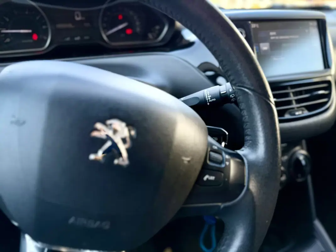 Peugeot 208 2016 - 8950 EUR, 83000 km - AUTO.MOTO.pt - 83000km - foto 20 de 25