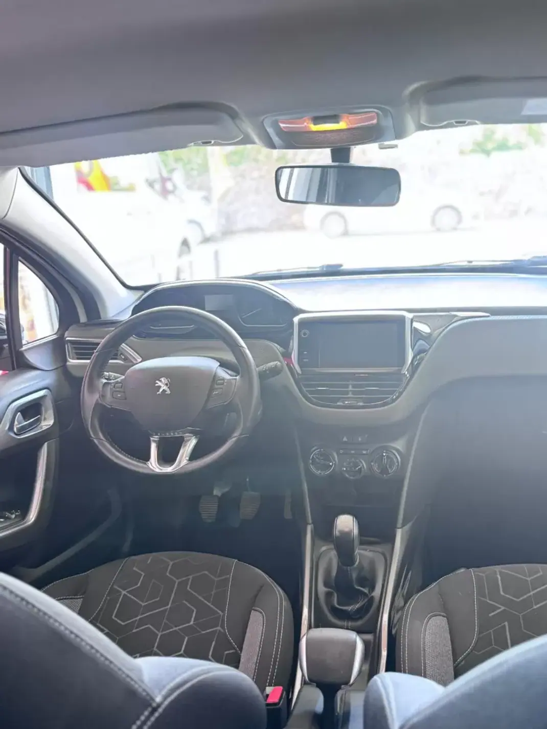 Peugeot 2008 2017 - 9900 EUR, 174000 km - AUTO.MOTO.pt - 174000km - foto 8 de 10