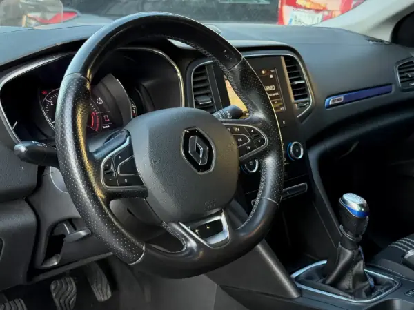 Renault Mégane Sport Tourer 2018 - 15950 EUR, 122000 km - AUTO.MOTO.pt - 122000km - foto 6 de 19