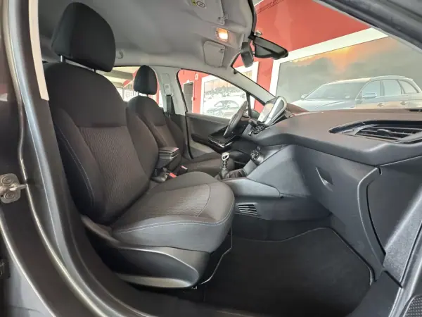 Peugeot 208 2018 - 12990 EUR, 96669 km - AUTO.MOTO.pt - 96669km - foto 13 de 21