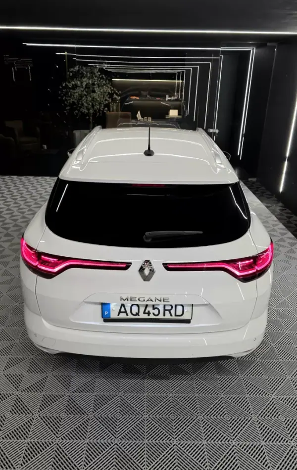 Renault Mégane Sport Tourer 2022 - 15750 EUR, 128121 km - AUTO.MOTO.pt - 128121km - foto 9 de 18
