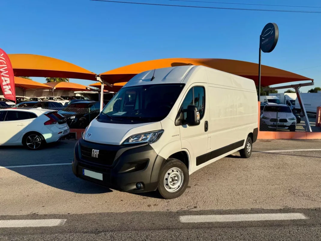Fiat Ducato 33 MH2 2.2 Mjet 140cv 2022 - 22950 EUR, 126700 km - AUTO.MOTO.pt - 126700km - foto 1 de 10