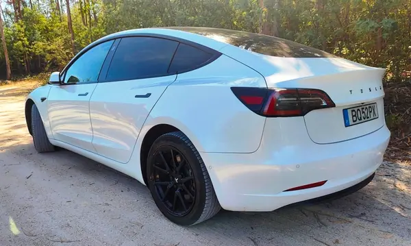 Tesla Model 3 2020 - 22900 EUR, 111000 km - AUTO.MOTO.pt - 111000km - foto 2 de 14