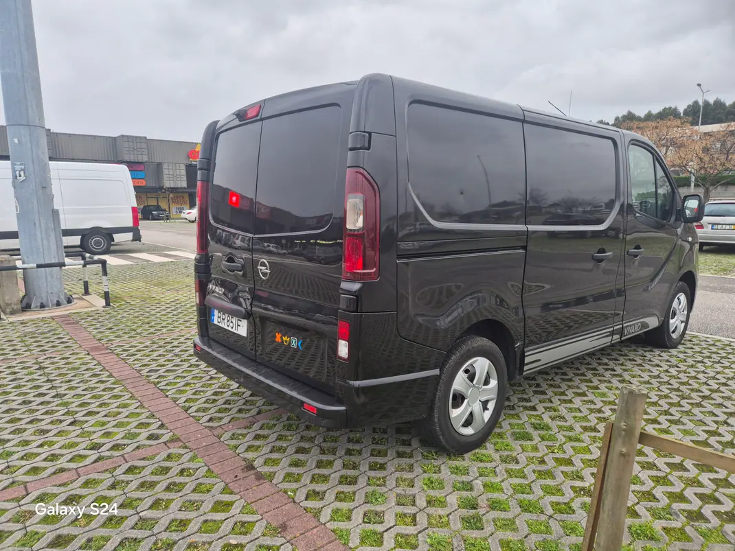 Opel Vivaro 2018 - 12900 EUR, 220000 km - AUTO.MOTO.pt - 220000km - foto 5 de 12