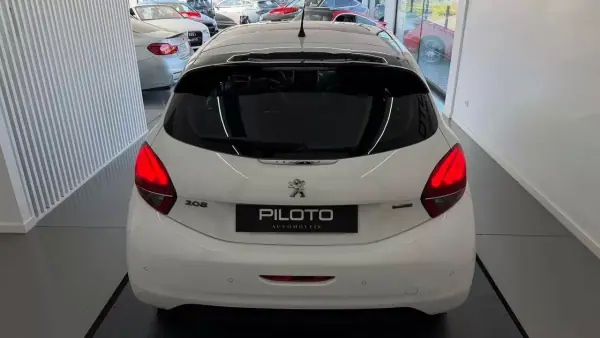 Peugeot 208 2016 - 9990 EUR, 105740 km - AUTO.MOTO.pt - 105740km - foto 7 de 23