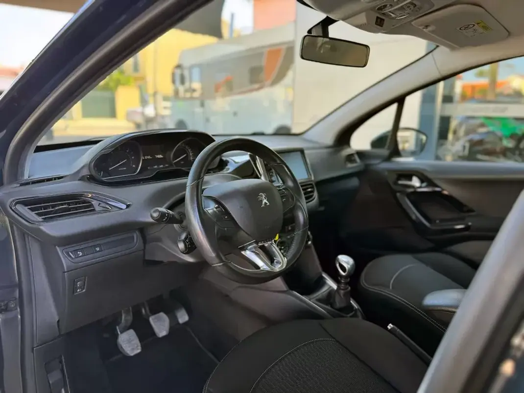 Peugeot 208 2019 - 11900 EUR, 151021 km - AUTO.MOTO.pt - 151021km - foto 13 de 21