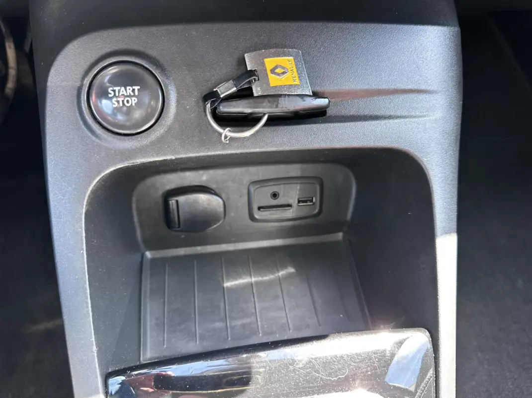 Renault Captur 2014 - 9900 EUR, 217000 km - AUTO.MOTO.pt - 217000km - foto 43 de 60