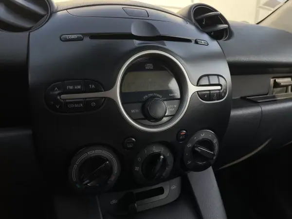Mazda 2 2010 - 4990 EUR, 180500 km - AUTO.MOTO.pt - 180500km - foto 11 de 24