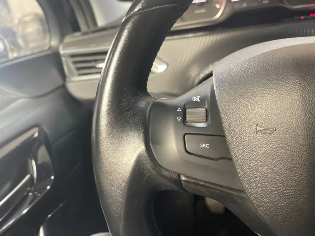 Peugeot 208 2018 - 8899 EUR, 106000 km - AUTO.MOTO.pt - 106000km - foto 37 de 42