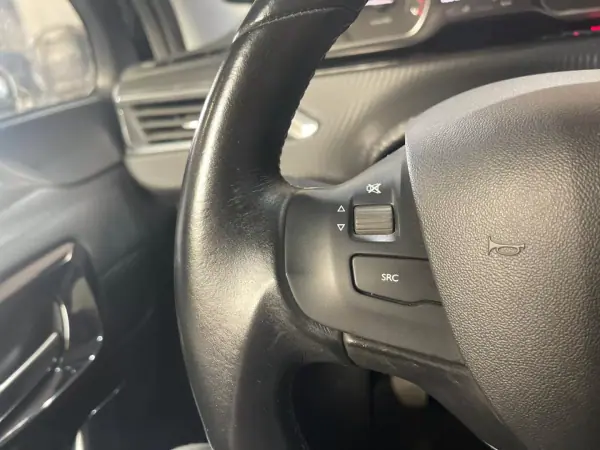 Peugeot 208 2018 - 8899 EUR, 106000 km - AUTO.MOTO.pt - 106000km - foto 37 de 42