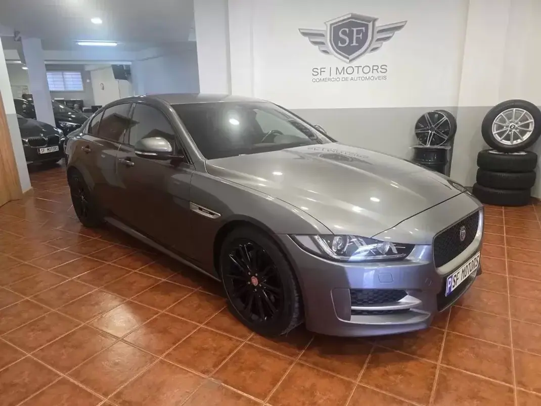 Jaguar XE 2017 - 16980 EUR, 185325 km - AUTO.MOTO.pt - 185325km - foto 1 de 36