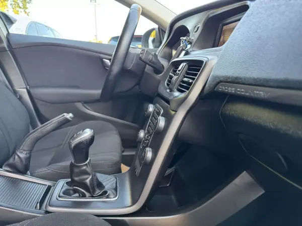 Volvo V40 Cross Country 2014 - 13500 EUR, 149000 km - AUTO.MOTO.pt - 149000km - foto 31 de 34