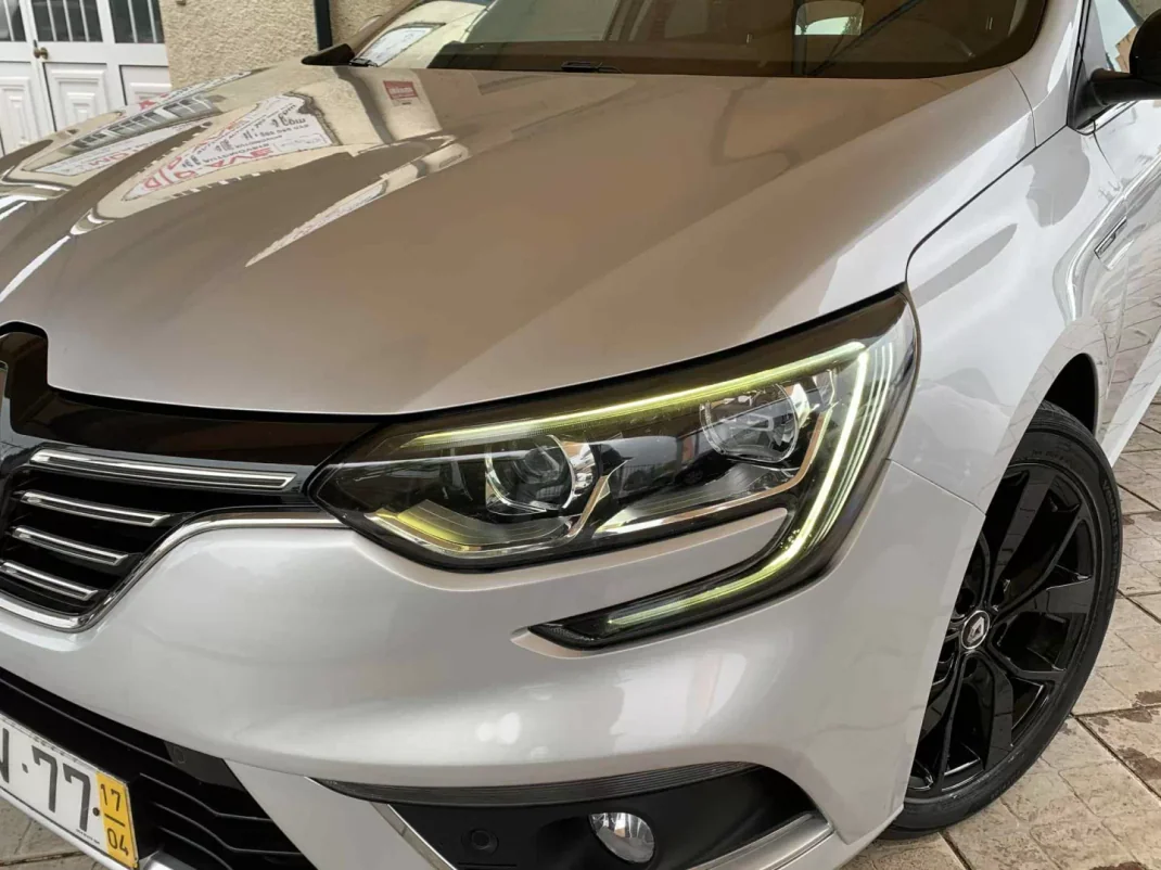 Renault Mégane 2017 - 16750 EUR, 88269 km - AUTO.MOTO.pt - 88269km - foto 8 de 35