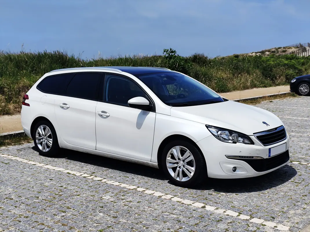 Peugeot 308 2015 - 8900 EUR, 214618 km - AUTO.MOTO.pt - 214618km - foto 3 de 14