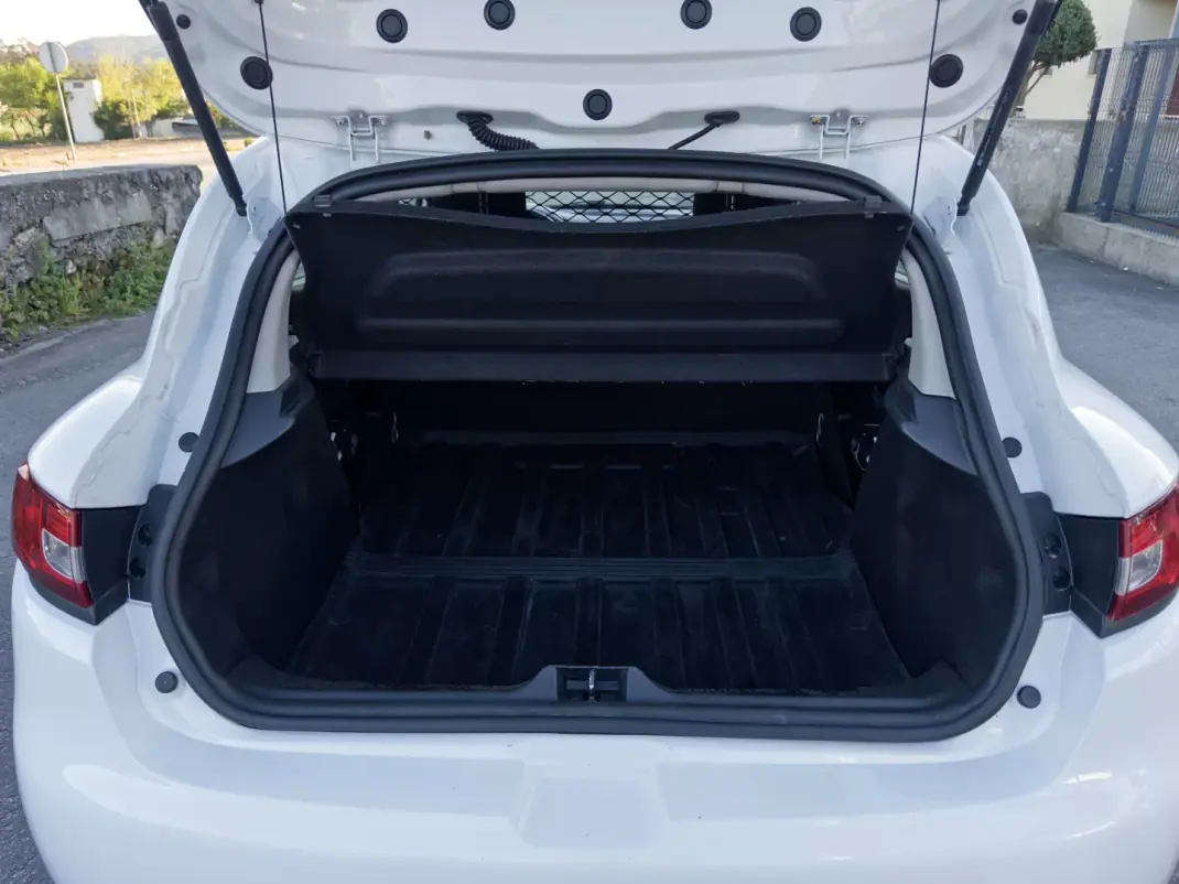 Renault Clio VAN 1.5 Blue DCi AIR NAV 2017 - 8990 EUR, 231000 km - AUTO.MOTO.pt - 231000km - foto 21 de 26