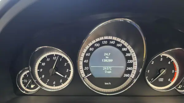 Mercedes-Benz E 250 2012 - 18900 EUR, 138289 km - 138289km - foto 46 de 61