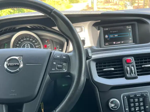 Volvo V40 2017 - 15900 EUR, 120000 km - AUTO.MOTO.pt - 120000km - foto 22 de 39