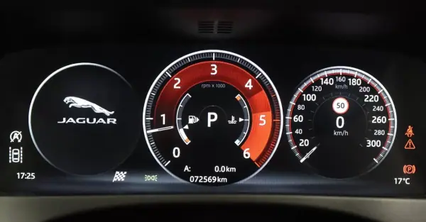 Jaguar F-Pace 2018 - 33900 EUR, 70000 km - AUTO.MOTO.pt - 70000km - foto 10 de 39