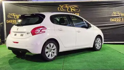 Peugeot 208 2014 - 7990 EUR, 148000 km - AUTO.MOTO.pt - 148000km - foto 6 de 15