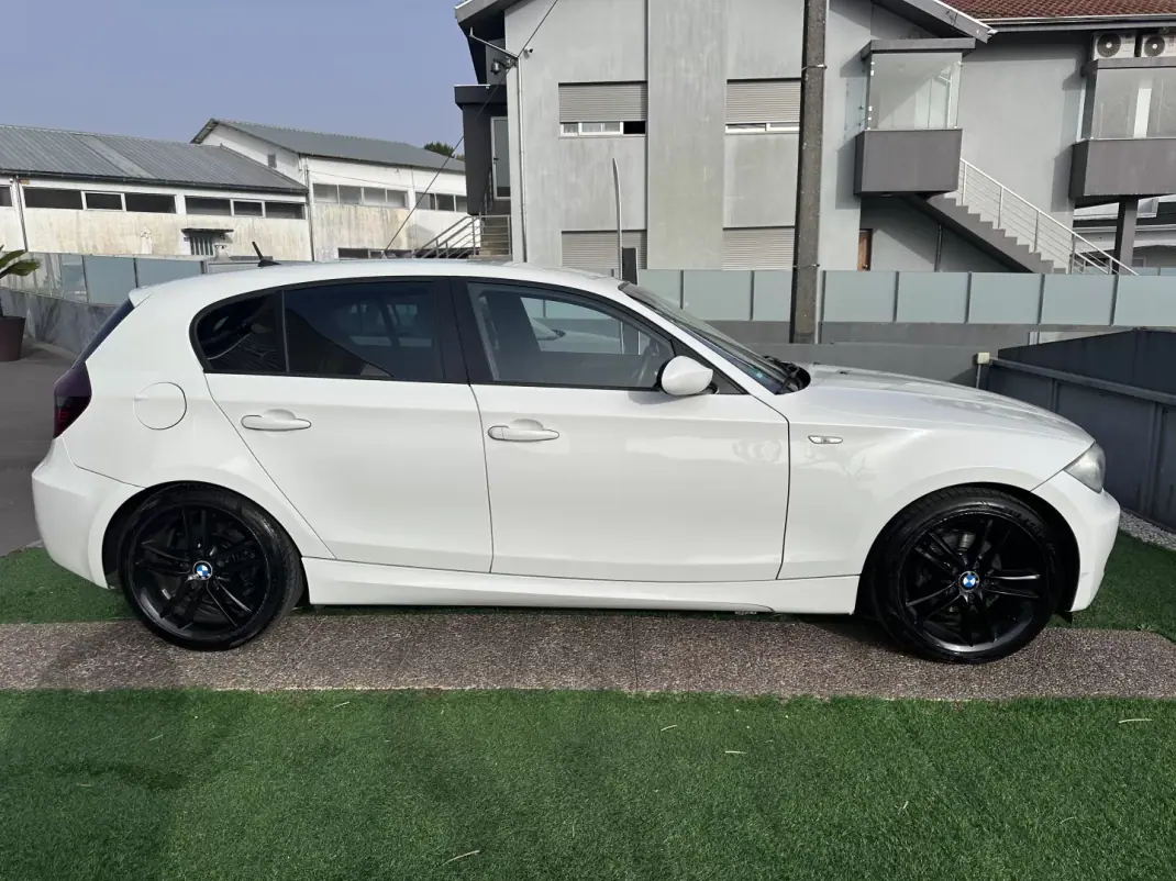 BMW 118 2009 - 10900 EUR, 240000 km - AUTO.MOTO.pt - 240000km - foto 8 de 14