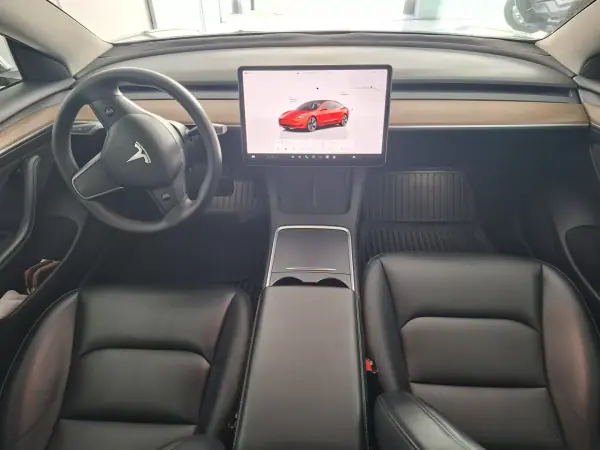 Tesla Model 3 2023 - 31900 EUR, 69700 km - AUTO.MOTO.pt - 69700km - foto 6 de 13