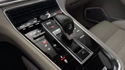 Porsche Panamera 2018 - 79990 EUR, 140973 km - AUTO.MOTO.pt - 140973km - foto 24 de 36