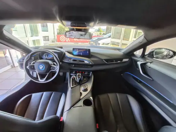 BMW i8 2017 - 65500 EUR, 96600 km - AUTO.MOTO.pt - 96600km - foto 23 de 38