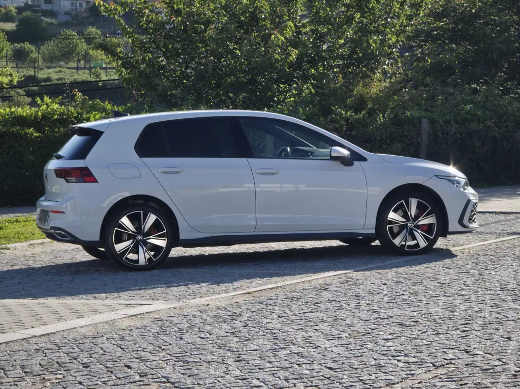 Volkswagen Golf 2020 - 21990 EUR, 66000 km - AUTO.MOTO.pt - 66000km - foto 19 de 33