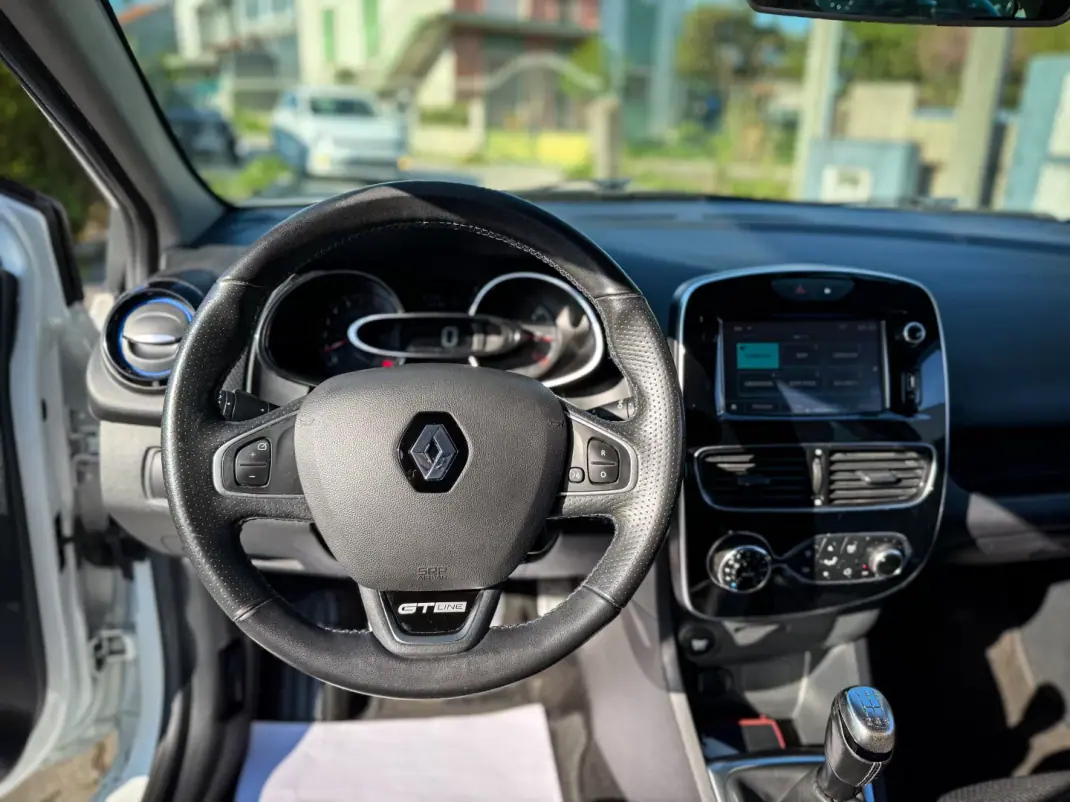 Renault Clio 2017 - 10500 EUR, 107000 km - AUTO.MOTO.pt - 107000km - foto 6 de 12