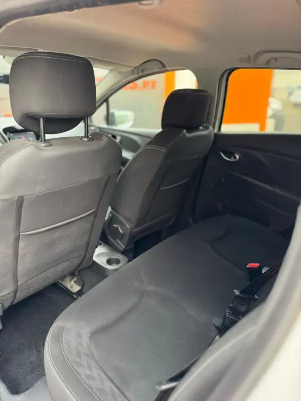 Renault Clio Sport Tourer 2019 - 11900 EUR, 191876 km - AUTO.MOTO.pt - 191876km - foto 17 de 18