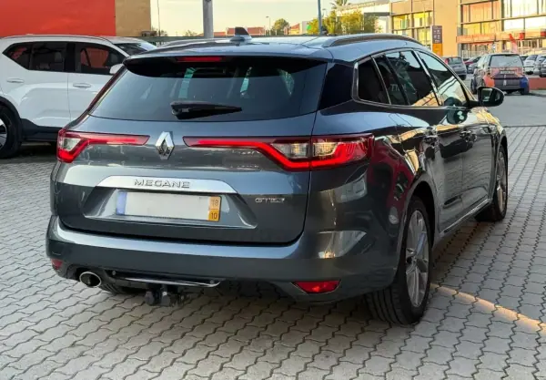 Renault Mégane Sport Tourer 2018 - 15950 EUR, 122000 km - AUTO.MOTO.pt - 122000km - foto 3 de 19