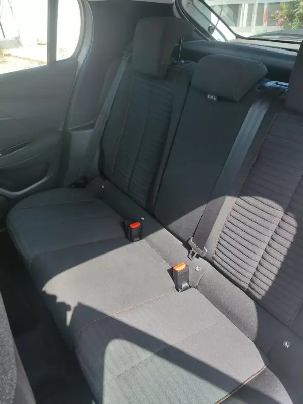 Peugeot 208 2022 - 13900 EUR, 69000 km - AUTO.MOTO.pt - 69000km - foto 9 de 11
