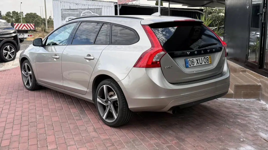 Volvo V60 2015 - 9990 EUR, 265000 km - 265000km - foto 7 de 25