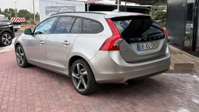 Volvo V60 2015 - 9990 EUR, 265000 km - AUTO.MOTO.pt - 265000km - foto 7 de 25