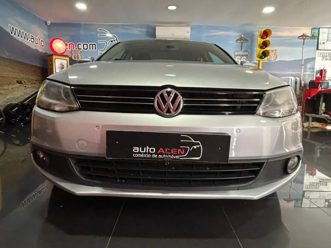 Volkswagen Jetta 2011 - 8500 EUR, 224614 km - AUTO.MOTO.pt - 224614km - foto 2 de 21