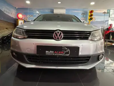 Volkswagen Jetta 2011 - 8500 EUR, 224614 km - AUTO.MOTO.pt - 224614km - foto 2 de 21