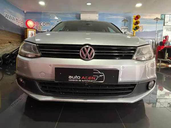 Volkswagen Jetta 2011 - 8500 EUR, 224614 km - AUTO.MOTO.pt - 224614km - foto 2 de 21