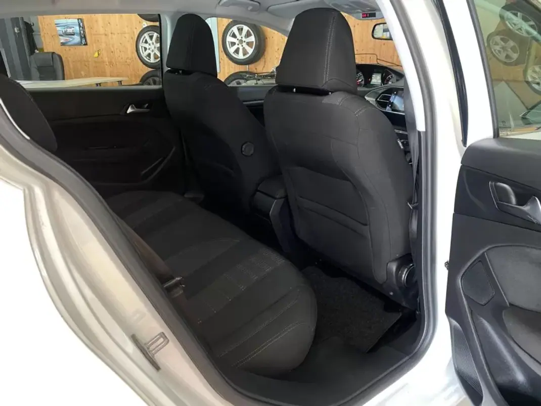 Peugeot 308 2016 - 14200 EUR, 132000 km - AUTO.MOTO.pt - 132000km - foto 22 de 23