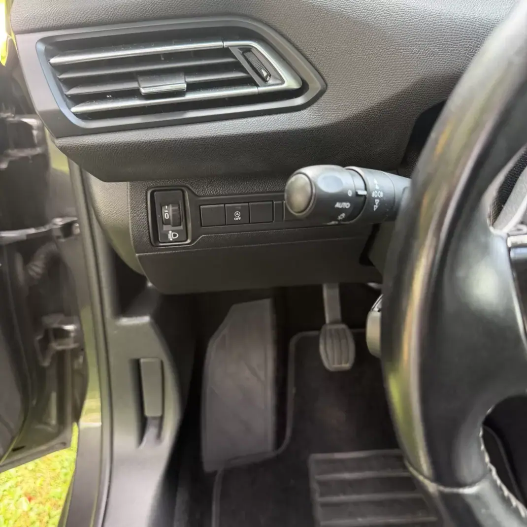 Peugeot 308 2019 - 11990 EUR, 129400 km - AUTO.MOTO.pt - 129400km - foto 16 de 20