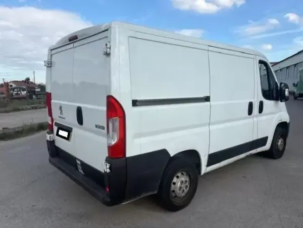 Peugeot BOXER 2.2 HDI FIBRADA L2H2 PREMIUM 2020 - 12999 EUR, 90000 km - AUTO.MOTO.pt - 90000km - foto 9 de 13